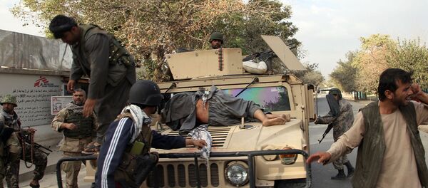 Афганские силы безопасности в Кундузе транспортируют раненого до госпиталя после атаки Талибана Афганские силы безопасности в Кундузе транспортируют раненого до госпиталя после атаки Талибана - Sputnik Таджикистан