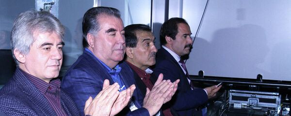 Эмомали Рахмон на хоккейном матче с участием Владимира Путина между сборной командой чемпионов Ночной хоккейной лиги (НХЛ) и сборной Правления и почетных гостей Ночной хоккейной лиги (НХЛ). Эмомали Рахмон на хоккейном матче с участием Владимира Путина между сборной командой чемпионов Ночной хоккейной лиги (НХЛ) и сборной Правления и почетных гостей Ночной хоккейной лиги (НХЛ). - Sputnik Таджикистан