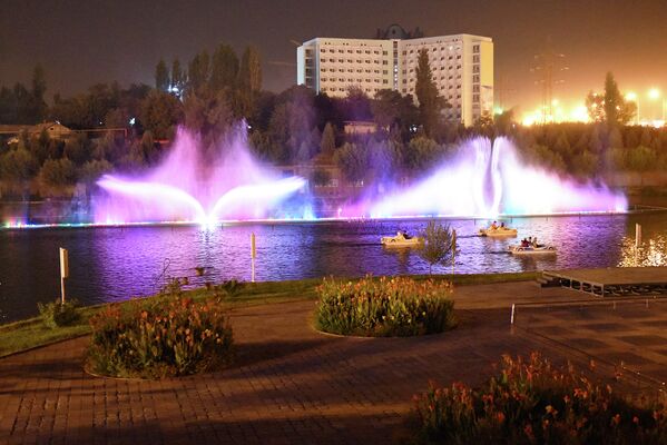 Фонтаны в культурно-развлекательном парке Боги Пойтахт - Sputnik Таджикистан