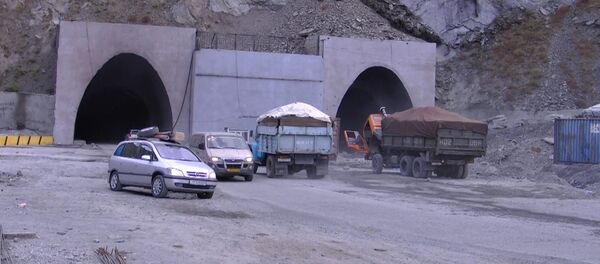 Рӯшноӣ дар охири нақб: бунёди “Истиқлол” ним соли дигар идома мекунад - Sputnik Тоҷикистон