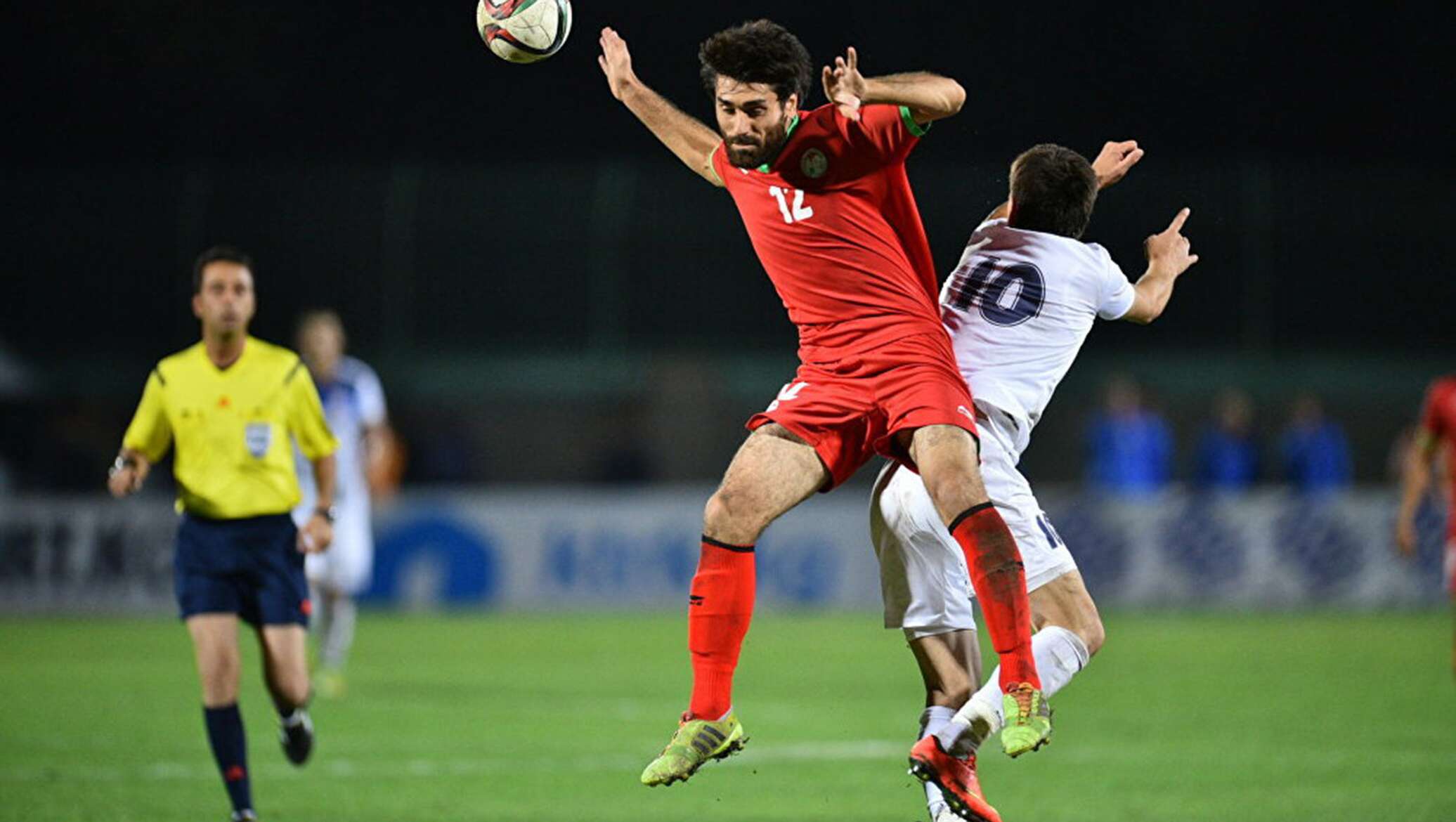 China match. Навес в футболе. Кыргызстан Таджикистан футбол. Футболисты борьба за мяч. Бозии футбол.