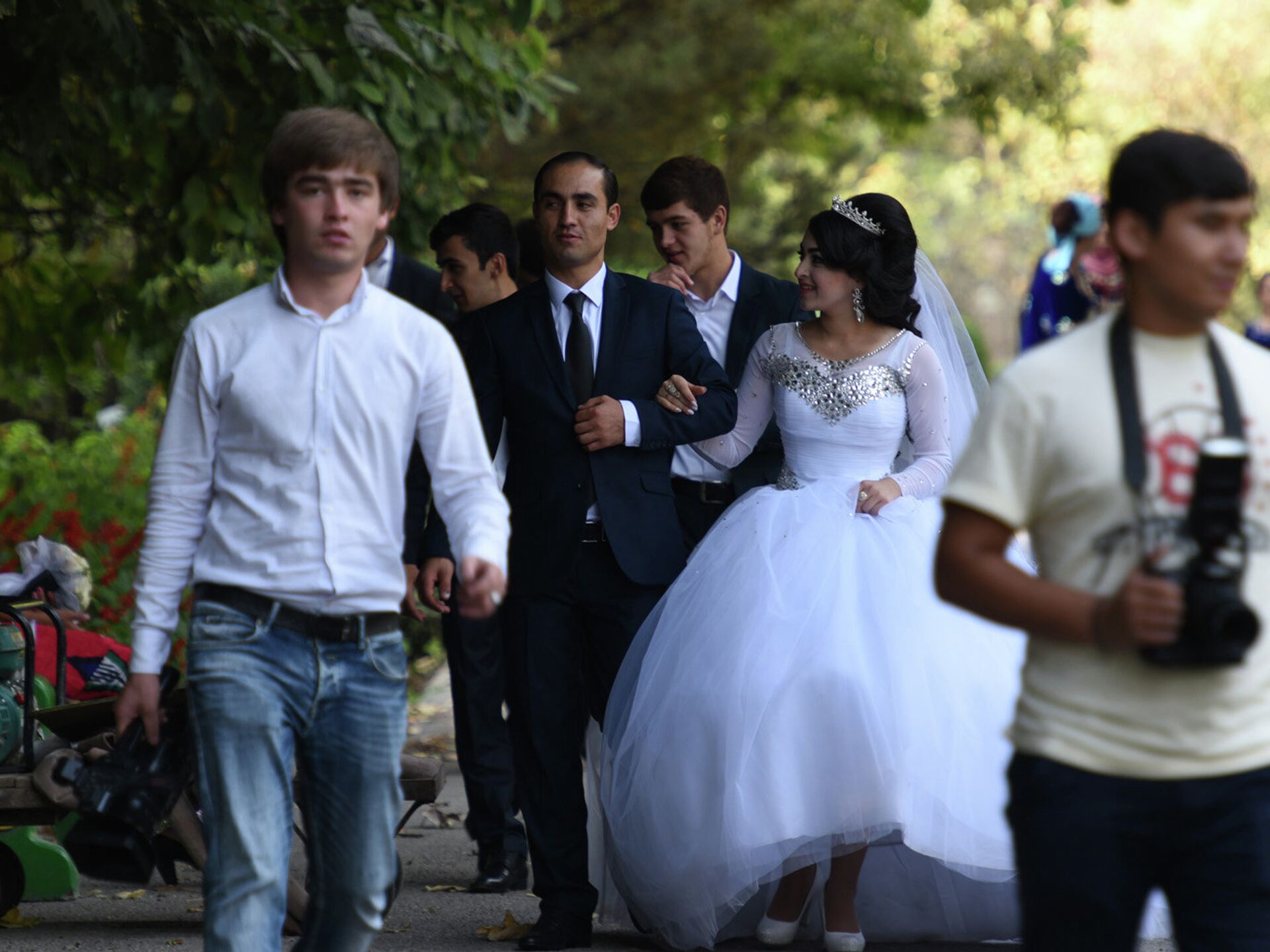 Таджикский муж жена. Таджикские свадьбы 2021. Таджикские невесты фото. Свадебное платье таджикской невесты. Таджикский жених.