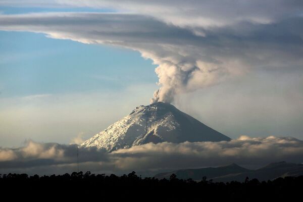 Вулкан Котопахи в Эквадоре - Sputnik Таджикистан