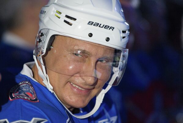 Президент РФ В. Путин принимает участие в хоккейном матче чемпионов НХЛ и Правления и почетных гостей НХЛ - Sputnik Таджикистан