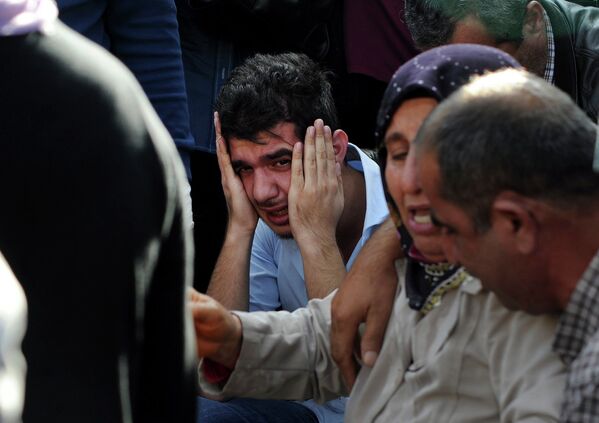 Родственники пострадавших от взрыва в Анкаре (Турция) - Sputnik Таджикистан