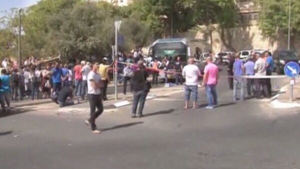 Вооруженные палестинцы напали на автобус в Иерусалиме. Кадры с места ЧП - Sputnik Таджикистан