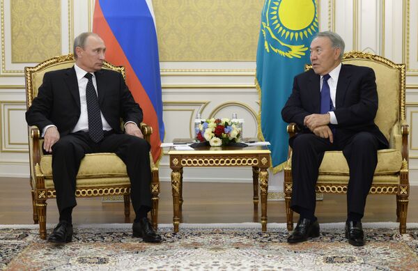 Президент РФ Владимир Путин (слева) во время встречи с президентом Казахстана Нурсултаном Назарбаевым. Архивное фото - Sputnik Таджикистан