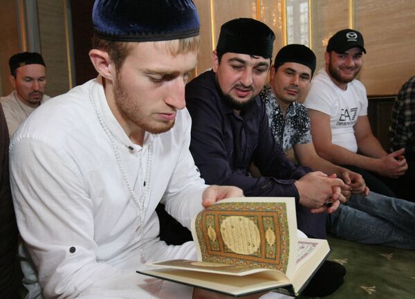 Молодой человек читает Коран. Архивное фото. - Sputnik Таджикистан