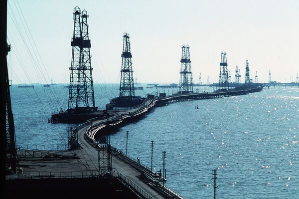 Нефтяные вышки на Каспии. Архивное фото. Нефтяные вышки на Каспии. Архивное фото. - Sputnik Таджикистан