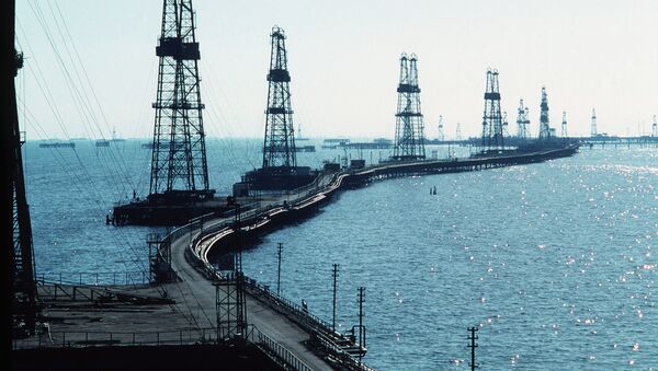 Нефтяные вышки на Каспии. Архивное фото. - Sputnik Таджикистан