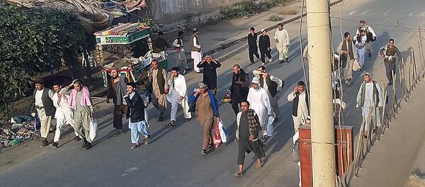 Боевики, освобожденные из тюрьмы Кундуза, идут по улице, архивное фото - Sputnik Таджикистан