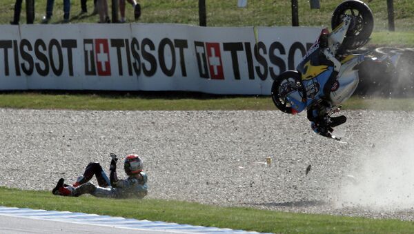 Мотогонщик Тито Рабат падает с мотоцикла во время аварии на Гран-При Австралии  - Sputnik Тоҷикистон