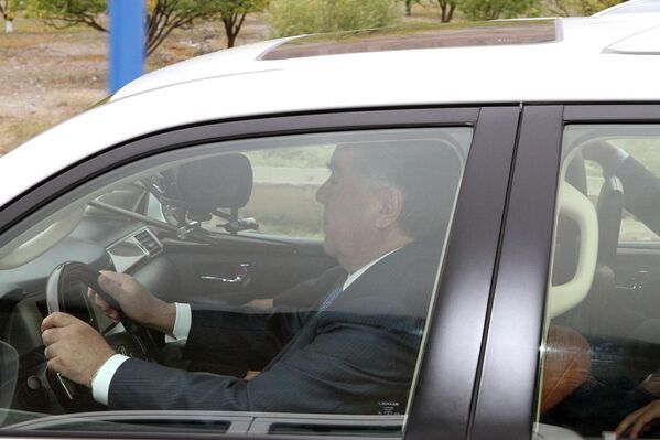 Президент Таджикистана Эмомали Рахмон проезжает по новому мосту - Sputnik Таджикистан