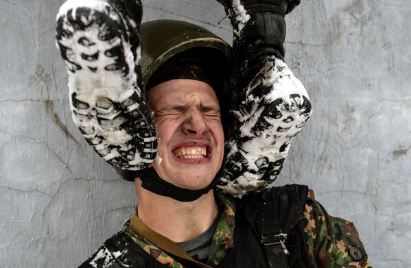 Всероссийские испытания на право ношения крапового берета среди военнослужащих внутренних войск МВД РФ - Sputnik Таджикистан