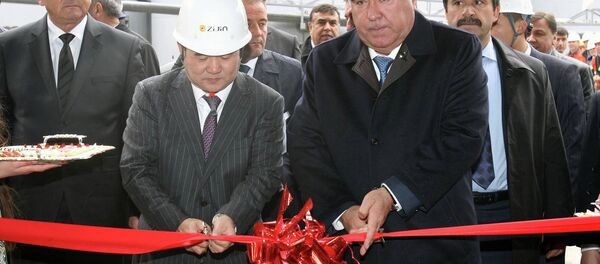 Эмомали Рахмон на открытии аффинажной фабрики на совместном таджикско-китайском предприятии Зарафшон - Sputnik Тоҷикистон