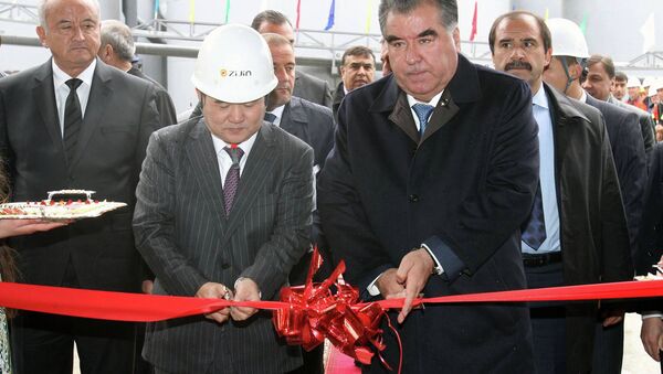 Эмомали Рахмон на открытии аффинажной фабрики на совместном таджикско-китайском предприятии Зарафшон. Архивное фото - Sputnik Таджикистан