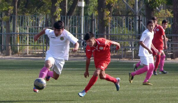 В Таджикистане стартовал чемпионат по футболу среди юношей - Sputnik Таджикистан