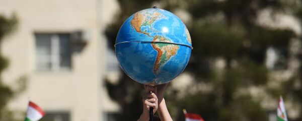 Учащиеся школы № 6 города Душанбе на праздничных мероприятиях по случаю 70-летия 201-й российской военной базы, дислоцированной в Таджикистане, в Душанбе  - Sputnik Тоҷикистон