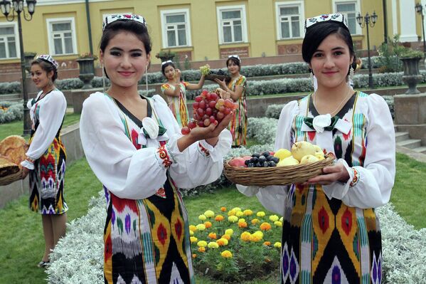 В Согде прошел фестиваль атласа и адраса - Sputnik Таджикистан