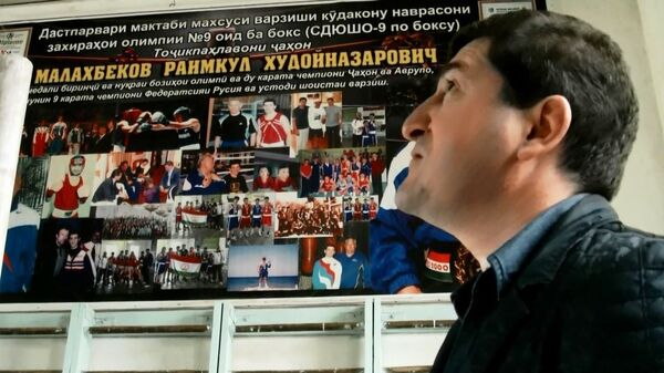Раимкуль Малахбеков в зале, где впервые начал тренироваться Раимкуль Малахбеков в зале, где впервые начал тренироваться - Sputnik Таджикистан