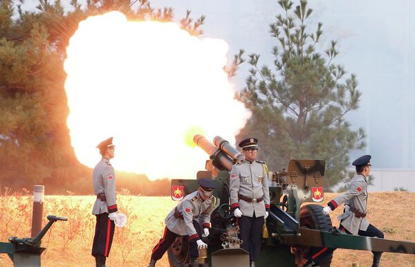 Солдаты южно-корейской армии производят выстрел из орудия в рамках аэрокосмической и оборонной выставки - Sputnik Таджикистан