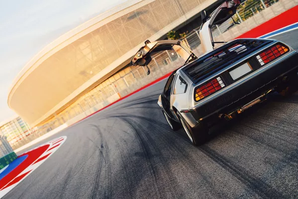 Автомобили DeLorean DMC-12 дар шоҳроҳи Сочи Автодрома Автомобили DeLorean DMC-12 дар шоҳроҳи Сочи Автодрома - Sputnik Тоҷикистон