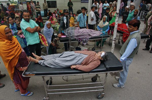 Пациенты больницы в Индии были выведены наружу при появлении подземных толчков. - Sputnik Таджикистан