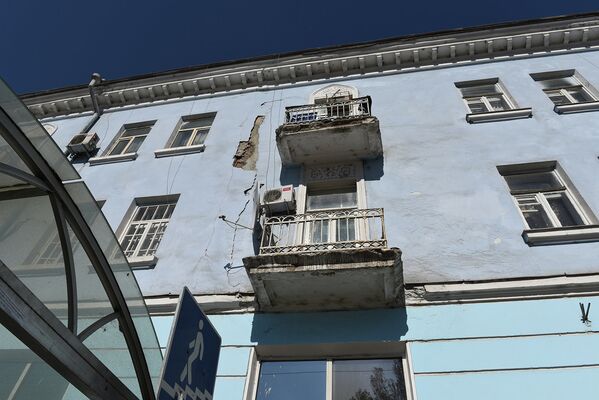 Трещины на жилом доме по улице Айни - Sputnik Таджикистан