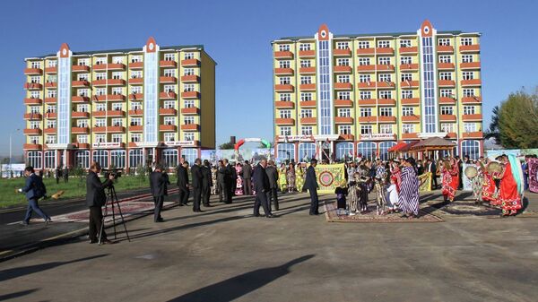 Рабочая поездка Эмомали Рахмона началась с джамоата Гиссар Гиссарского района, где глава государства открыл два многоэтажных жилых дома - Sputnik Таджикистан
