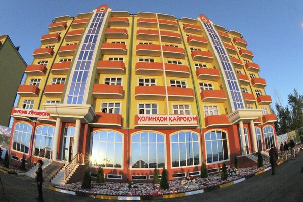 Рабочая поездка Эмомали Рахмона началась с джамоата Гиссар Гиссарского района, где глава государства открыл два многоэтажных жилых дома - Sputnik Таджикистан