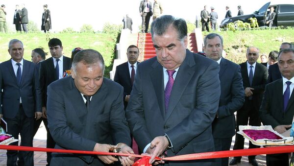 Эмомали Рахмон на церемонии открытия швейной фабрики Шарофат. Архивное фото - Sputnik Таджикистан