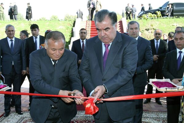 Эмомали Рахмон на церемонии открытия швейной фабрики Шарофат - Sputnik Таджикистан