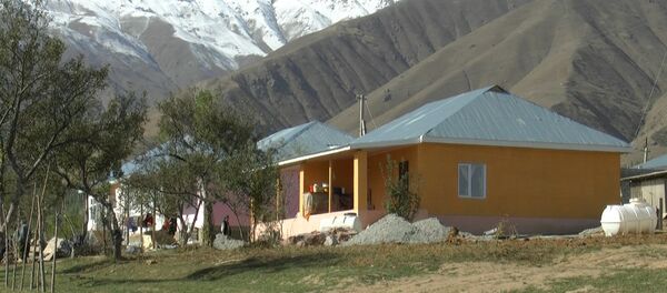 Пострадавшие от стихии жители Бедак заселились в новые дома Пострадавшие от стихии жители Бедак заселились в новые дома - Sputnik Таджикистан