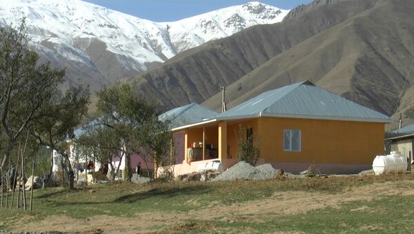 Пострадавшие от стихии жители Бедак заселились в новые дома - Sputnik Таджикистан