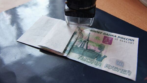 Проверка на подлинность купюр номиналом в одну тысячу рублей. Архивное фото - Sputnik Таджикистан
