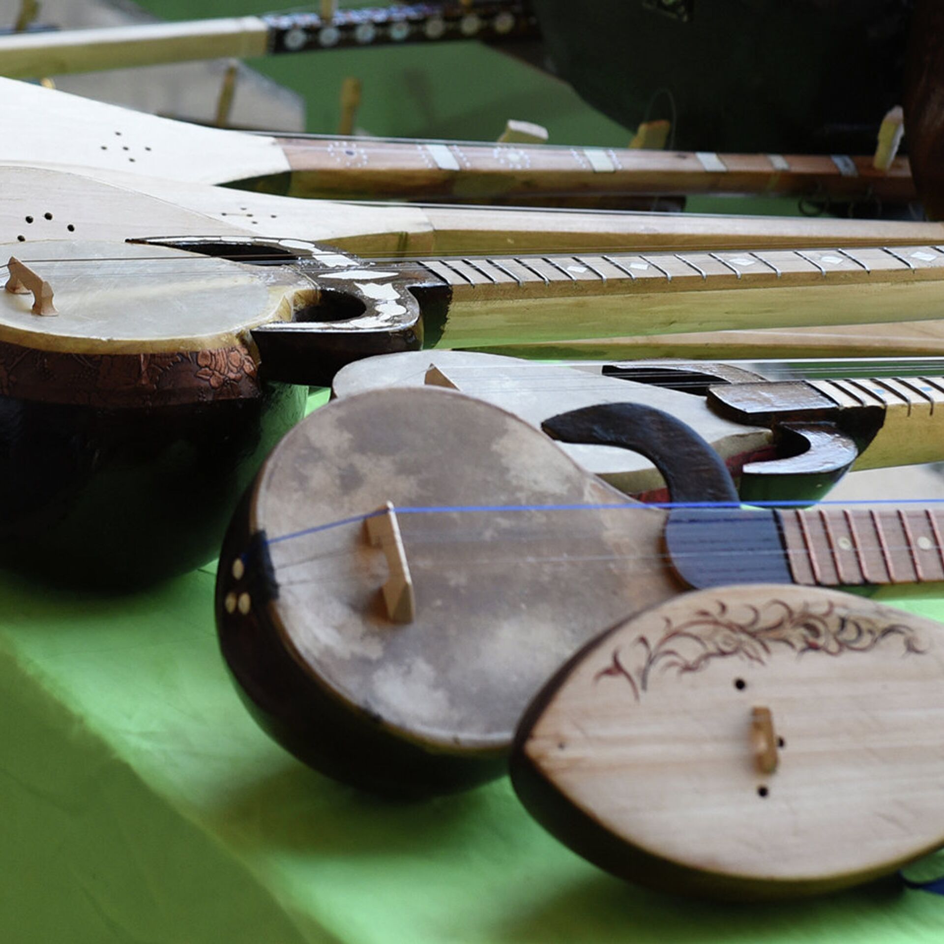 Таджикские инструменты. Нац музыкальные инструменты Таджикистана. Таджикский музыкальный инструмент рубаб. Такжитскийрубаб музыкальный инструмент. Народные инструменты Таджикистана.