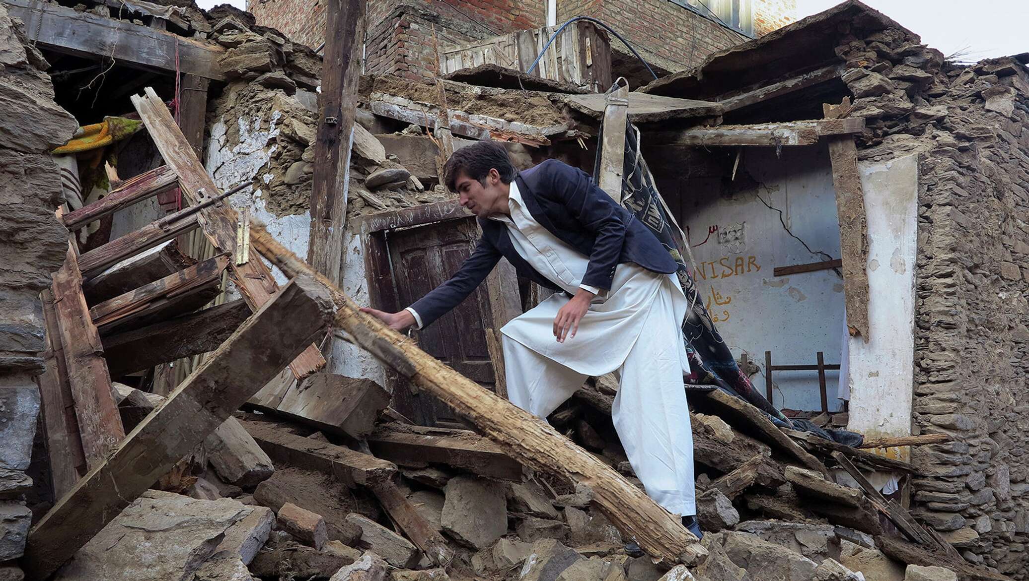 Землетрясение в 50 годах. Землетрясение в Белуджистане. Таджикистан землетрясение 2022. Суусамырское землетрясение 1992. Землетрясение в Таджикистане.