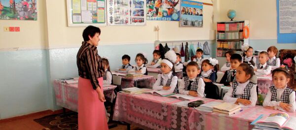 На уроке в школе, архивное фото - Sputnik Таджикистан