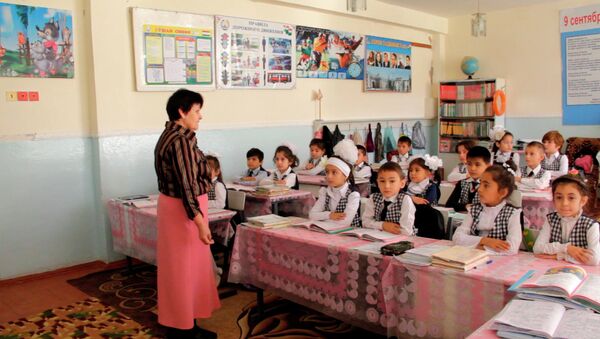 Урок в школе №45 Яванского района - Sputnik Таджикистан
