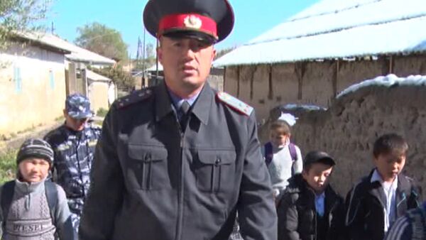 Милиция сопровождает детей приграничных сел в школу - Sputnik Таджикистан