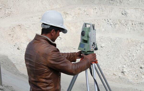 Инженер определяет параметры месторождения Джиллау - Sputnik Таджикистан