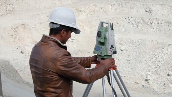 Инженер определяет параметры месторождения - Sputnik Таджикистан