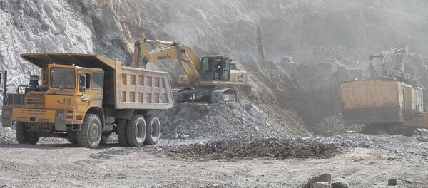 Погрузка руды на СП Зарафшон - Sputnik Таджикистан