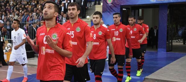 Футболисты Истиклола выходят на поле - Sputnik Таджикистан