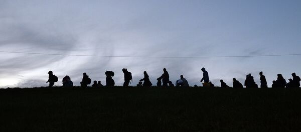 Немецкие полицейские ведут группу мигрантов - Sputnik Таджикистан