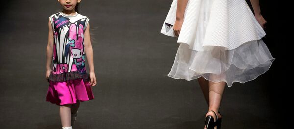Модель презентует одежду от Hello Kitty и My Melody Comme Tu Es Модель презентует одежду от Hello Kitty и My Melody Comme Tu Es - Sputnik Таджикистан