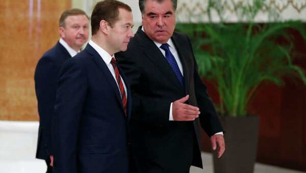 Председатель правительства России Дмитрий Медведев (в центре) во время встречи президентом Таджикистана Эмомали Рахмоном, архивное фото - Sputnik Таджикистан
