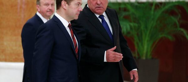 Председатель правительства России Дмитрий Медведев (в центре) во время встречи президентом Таджикистана Эмомали Рахмоном, архивное фото Председатель правительства России Дмитрий Медведев (в центре) во время встречи президентом Таджикистана Эмомали Рахмоном, архивное фото - Sputnik Таджикистан