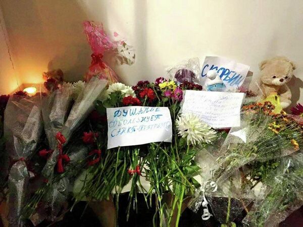 Цветы, свечи и мягкие игрушки у здания Посольства РФ в РТ в память россиян, погибших в авиакатастрофе в Египте - Sputnik Таджикистан