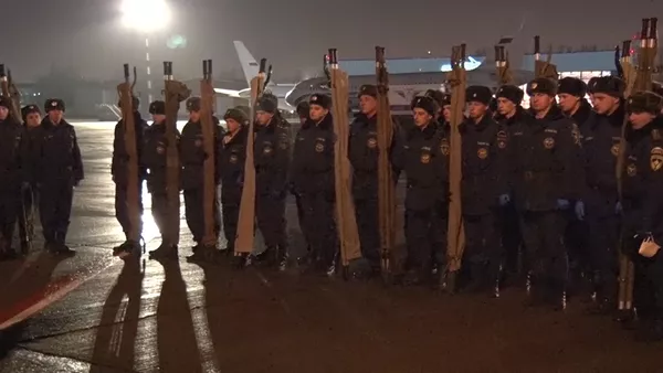 Наҷотдиҳандагон бо занбарҳои худ дар интизори ҷасадҳои қурбониёни “Airbus A321” - Sputnik Тоҷикистон